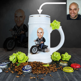 Krýgel s karikatúrou muža na motorke