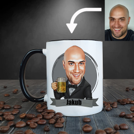 Hrnček s karikatúrou muža s pivom