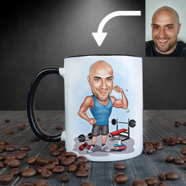 Hrnček s karikatúrou muža v posilovně