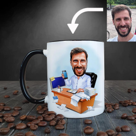 Hrnček s karikatúrou muža v kancelárii