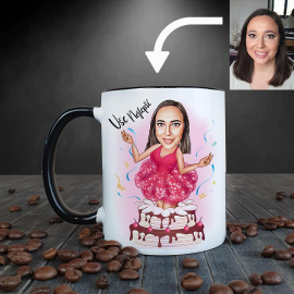 Hrnček s karikatúrou ženy v torte